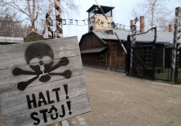 Brama byłego obozu Auschwitz II-Birkenau w Oświęcimiu /Andrzej  Grygiel /PAP