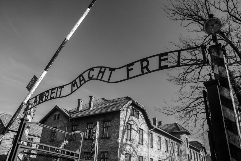 Brama do obozu Auschwitz /Getty Images