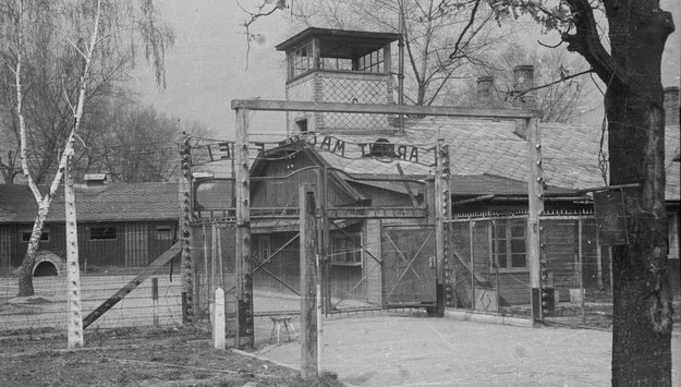 Brama do obozu koncentracyjnego Auschwitz-Birkenau w 1947 roku /Stanisław Dąbrowiecki /PAP