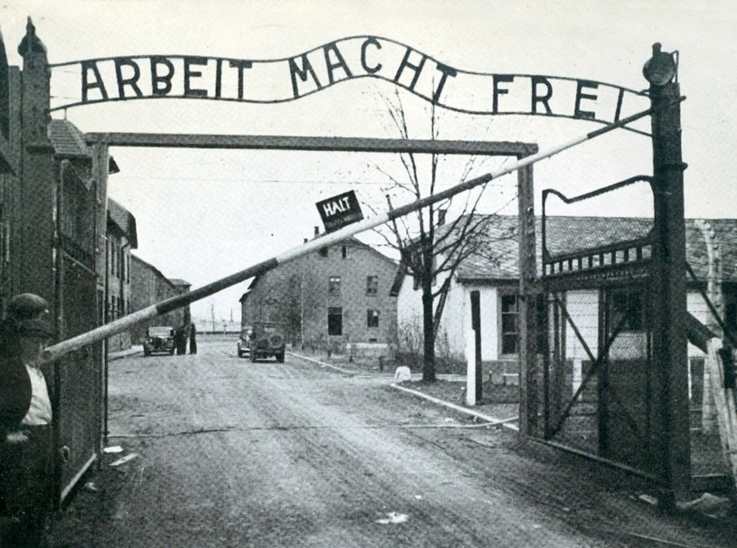 Brama do obozu w Oświęcimiu, w którym było archiwum (zdjęcie ilustracyjne) /Agencja FORUM