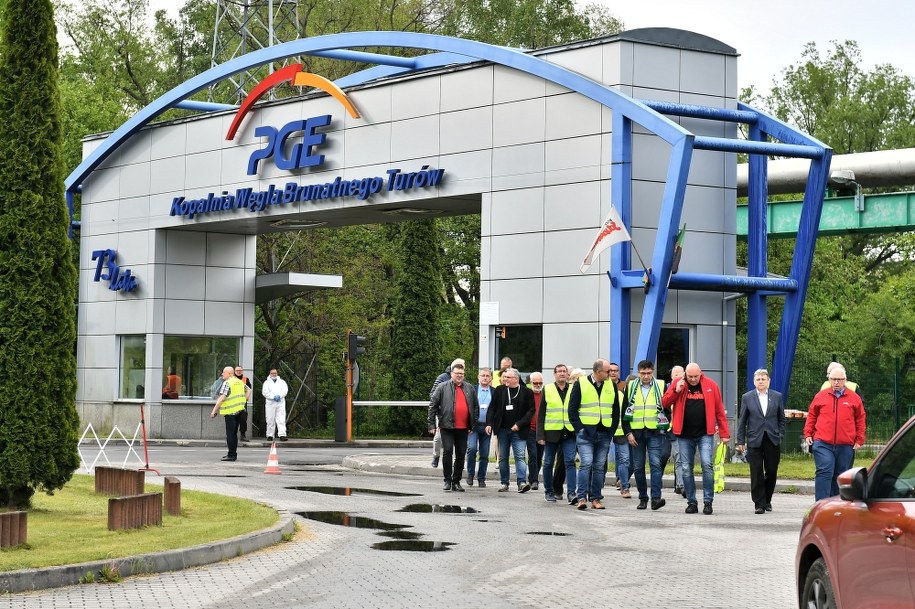 Brama główna Kopalni Węgla Brunatnego Turów w Bogatyni / 	Maciej Kulczyński    /PAP