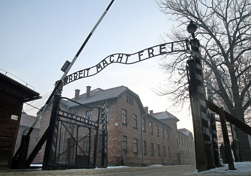 Brama główna niemieckiego obozu Auschwitz /Damian Klamka /East News
