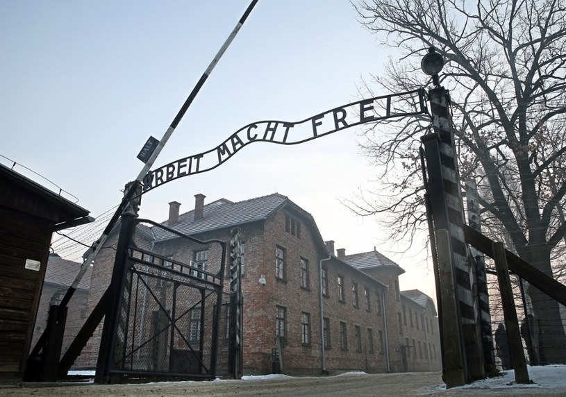 Brama główna niemieckiego obozu koncentracyjnego Auchwitz /Damian Klamka /East News