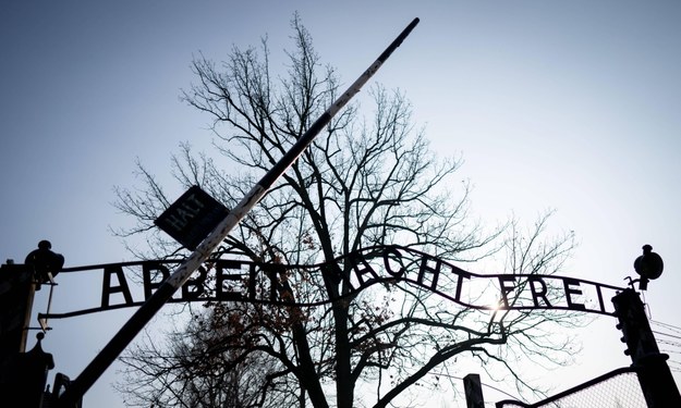 Brama główna obozu Auschwitz I /Kay Nietfeld  /PAP/EPA