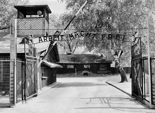 Brama KL Auschwitz na zdjęciu z 1945 r. Także dziś obóz kryje jeszcze wiele tajemnic... /AFP
