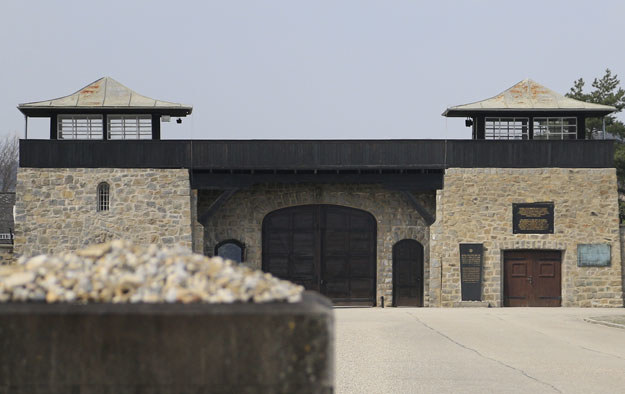 Brama niemieckiego obozu koncentracyjnego Mauthausen-Gusen fot. Alexander Klein /AFP