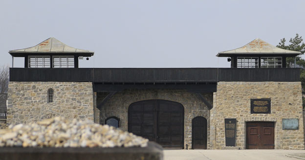 Brama niemieckiego obozu koncentracyjnego Mauthausen-Gusen fot. Alexander Klein /AFP