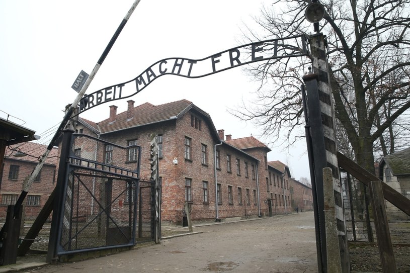 Brama niemieckiego obozu zagłady Auschwitz /Damian Klamka /East News