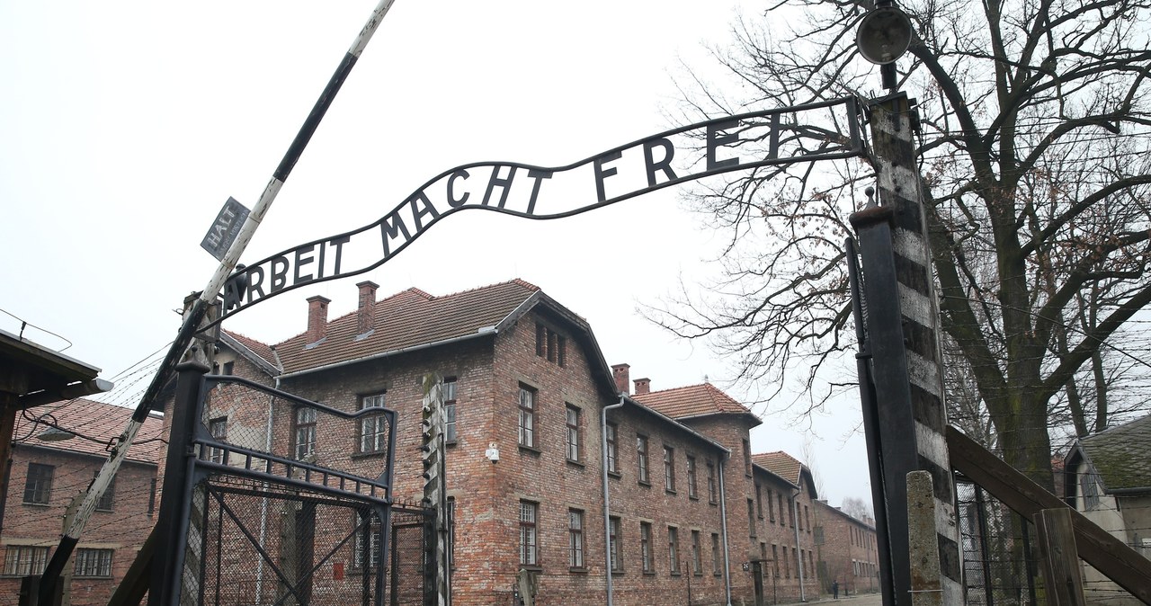 Brama niemieckiego obozu zagłady Auschwitz /Damian Klamka /East News