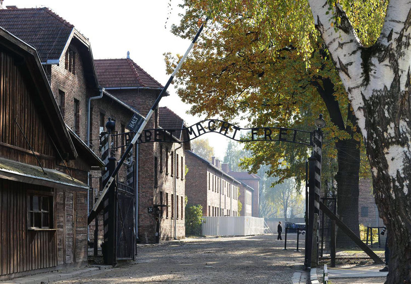 Brama obozowa w Auschwitz I /AFP
