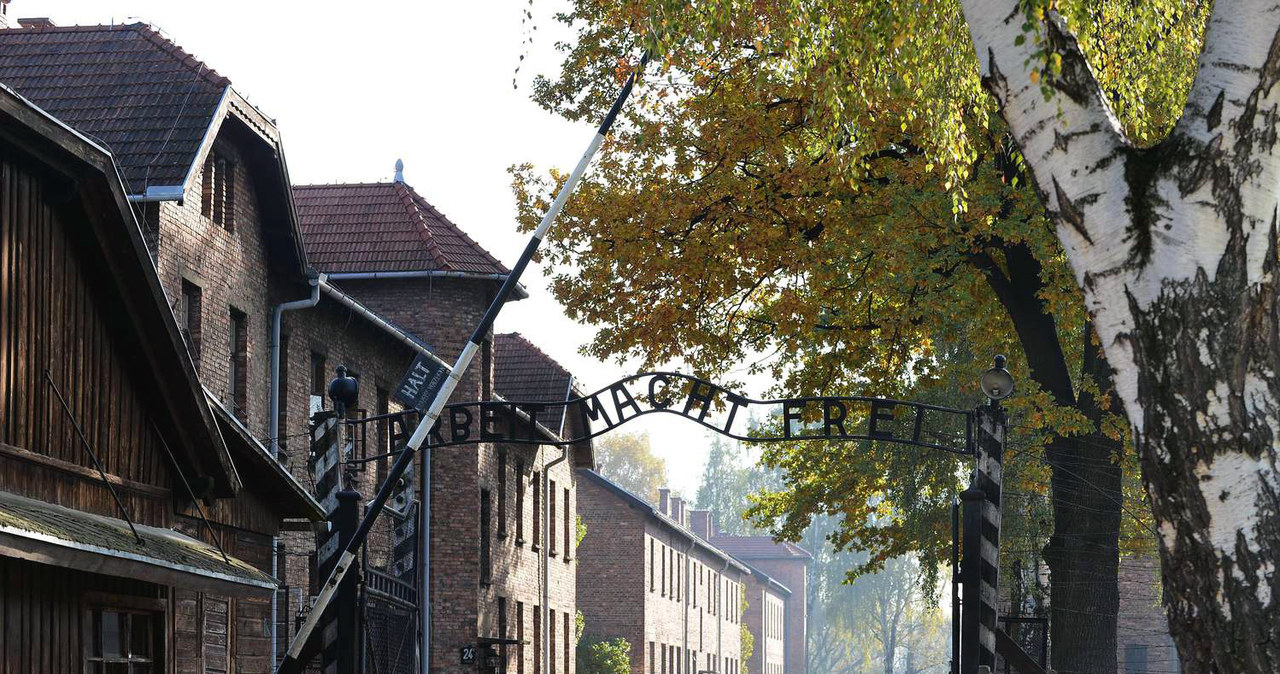 Brama obozowa w Auschwitz I /AFP