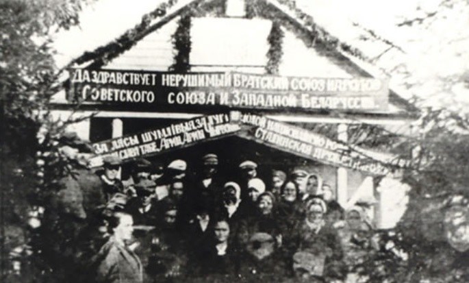 "Brama powitalna" na przyjęcie Armii Czerwonej zbudowana we wsi Grudziewicze /materiały prasowe