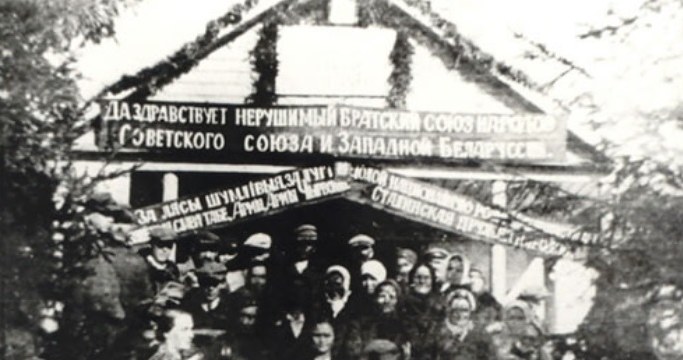 "Brama powitalna" na przyjęcie Armii Czerwonej zbudowana we wsi Grudziewicze /materiały prasowe