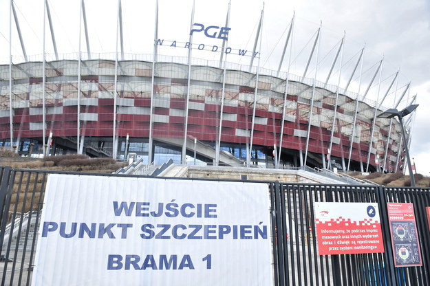 Brama przed punktem szczepień przeciwko Covid-19 na terenie szpitala tymczasowego na Stadionie PGE Narodowym w Warszawie /Radek  Pietruszka /PAP