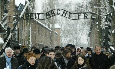 Brama wejściowa do byłego obozu w Auschwitz /AFP
