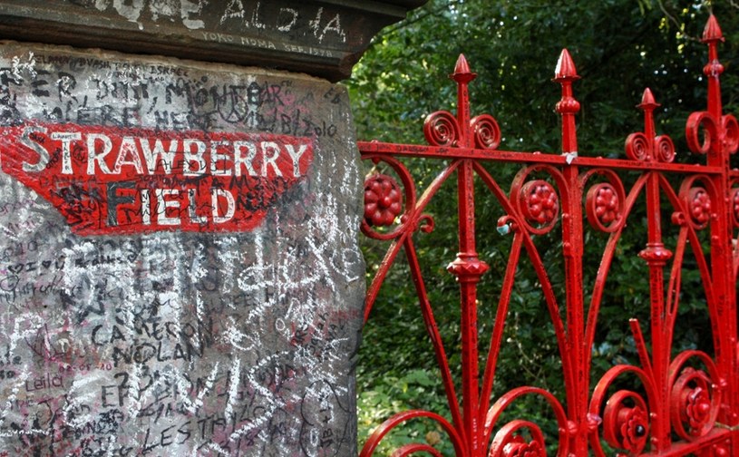Brama wejściowa do dawnego sierocińca Strawberry Field, o którym śpiewał Lennon /Tomasz Jastrzebowski/REPORTER /Reporter