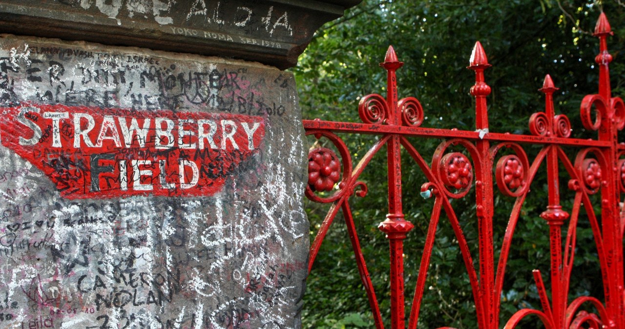 Brama wejściowa do dawnego sierocińca Strawberry Field, o którym śpiewał Lennon /Tomasz Jastrzebowski/REPORTER /Reporter