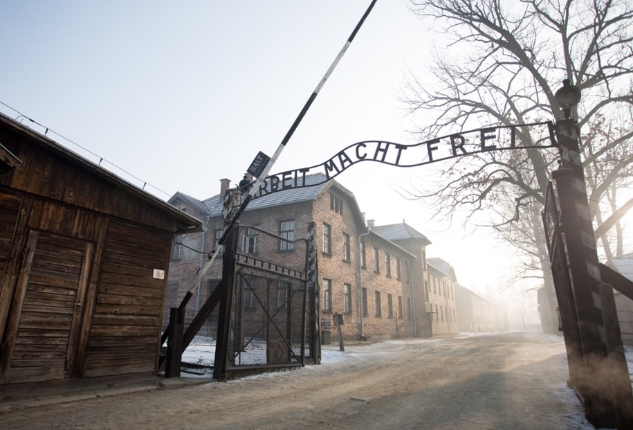 Brama wejściowa do niemieckiego nazistowskiego obozu Auschwitz-Birkenau /Shutterstock