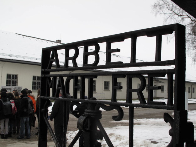 Brama wejściowa na teren b. obozu w Dachau /Adam Górczewski /RMF FM