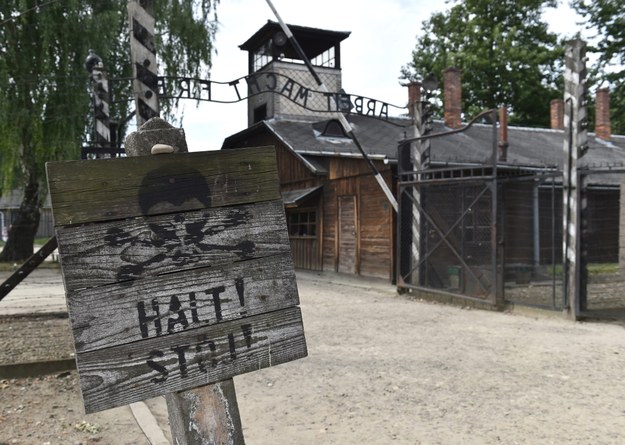 Brama wejściowa w byłym niemieckim obozie zagłady KL Auschwitz w Oświęcimiu. /Jacek Bednarczyk /PAP