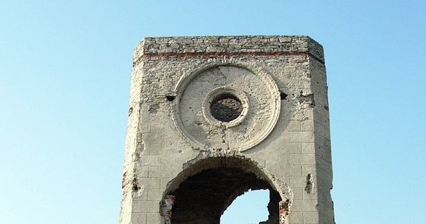 Brama wjazdowa do zamku. Po lewej widoczny krzyż, po prawej topór /Jakub Hałun/CC BY-SA 3.0 /Wikimedia