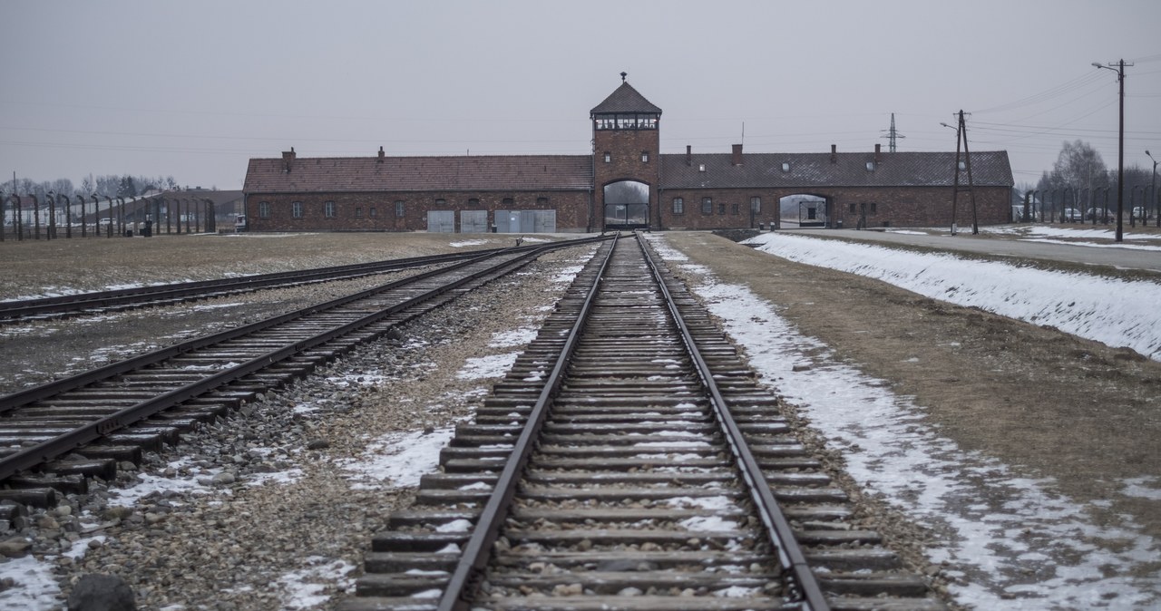 Brama wjazdowa i tory prowadzące do rampy do niemieckiego obozu Auschwitz II-Birkenau /Robert Wozniak /East News