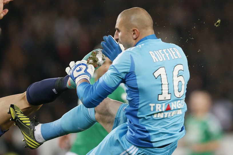 Bramkarz AS Saint-Etienne Stephane Ruffier brutalnie atakowany przez Zlatana Ibrahimovicia z PSG /AFP