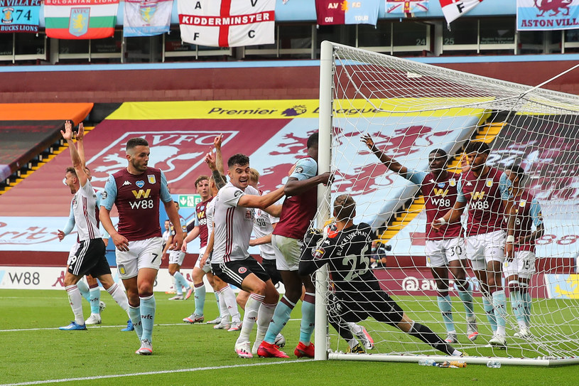 Bramkarz Aston Villa wpadł z piłką do bramki, ale gola nie uznano /Matthew Ashton /Getty Images