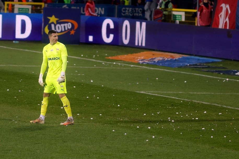 Bramkarz Cracovii Sebastian Madejski obrzucony śnieżkami przez kibiców /Waldemar Deska /PAP