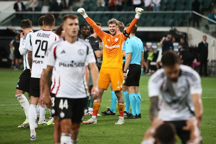 Bramkarz Legii Warszawa Kacper Tobiasz (C) cieszy się ze zwycięstwa w rewanżowym meczu /Leszek Szymański /PAP