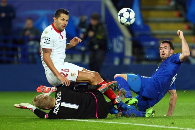 Bramkarz Leicester Kasper Schmeichel fauluje zawodnika Sevilii Vitolo /Tim Keeton /PAP/EPA