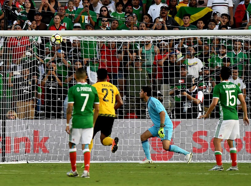 Bramkarz Meksyku, Jesus Corona bezradnie przygląda się, jak piłka wpada do bramki po strzale Lawrence'a /AFP