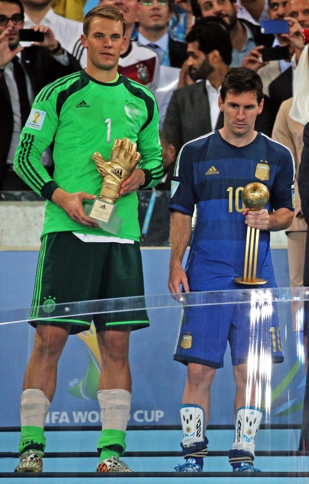 Bramkarz niemieckiej kadry Michael Neuer ze Złotą Rękawicą dla najlepszego bramkarza turnieju i Lionel Messi ze Złotą Piłką dla najlepszego zawodnika /DIEGO AZUBEL /PAP/EPA