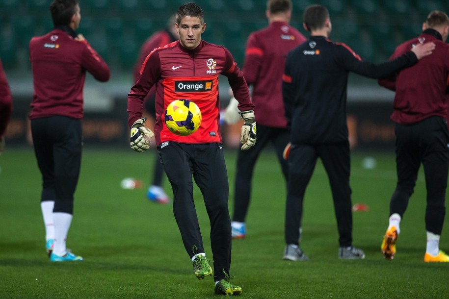 Bramkarz piłkarskiej reprezentacji Polski Rafał Leszczyński i jego koledzy podczas treningu drużyny we Wrocławiu /Maciej Kulczyński /PAP