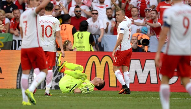Bramkarz piłkarskiej reprezentacji Polski Wojciech Szczęsny (C) leży na boisku podczas meczu grupy C mistrzostw Europy z Irlandią Płn /Bartłomiej Zborowski /PAP