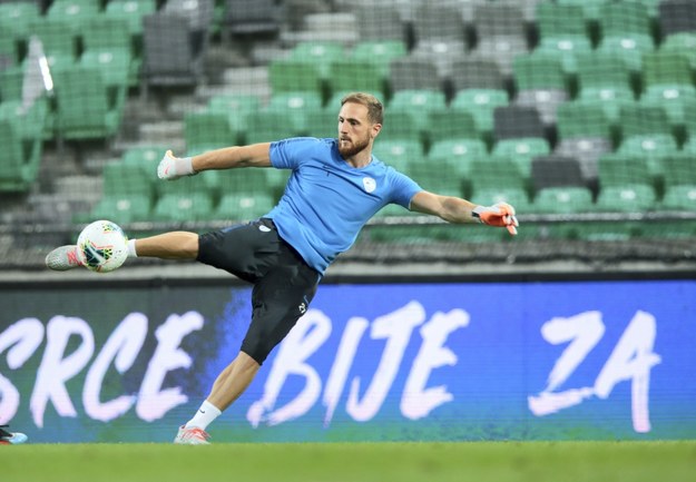 Bramkarz piłkarskiej reprezentacji Słowenii Jan Oblak podczas treningu na stadionie Stožice w Lublanie /Leszek Szymański /PAP