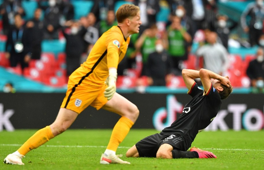 Bramkarz reprezentacji Anglii Jordan Pickford i Thomas Mueller /Justin Tallis/ POOL /PAP/EPA