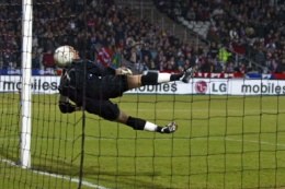 Bramkarz Toulouse Christophe Revault musiał w Lyonie kilka razy sięgać po piłkę do siatki /AFP