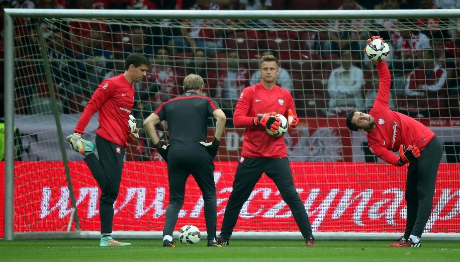 Bramkarze piłkarskiej reprezentacji Polski Wojciech Szczęsny, Artur Boruc i Łukasz Fabiański podczas rozgrzewki przed meczem eliminacyjnym mistrzostw Europy z Niemcami, październik 2014 /Bartłomiej Zborowski /PAP