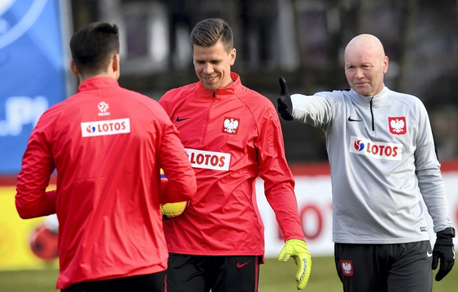 Bramkarze reprezentacji Polski Łukasz Fabiański i Wojciech Szczęsny oraz trener bramkarzy Andrzej Woźniak podczas pierwszych zajęć kadry na trwającym zgrupowaniu /Piotr Nowak /PAP