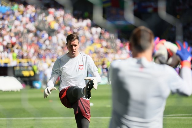 Bramkarze reprezentacji Polski Wojciech Szczęsny (L) i Łukasz Skorupski (P) podczas rozgrzewki przed meczem grupy D piłkarskich mistrzostw Europy z Francją /Leszek Szymański /PAP