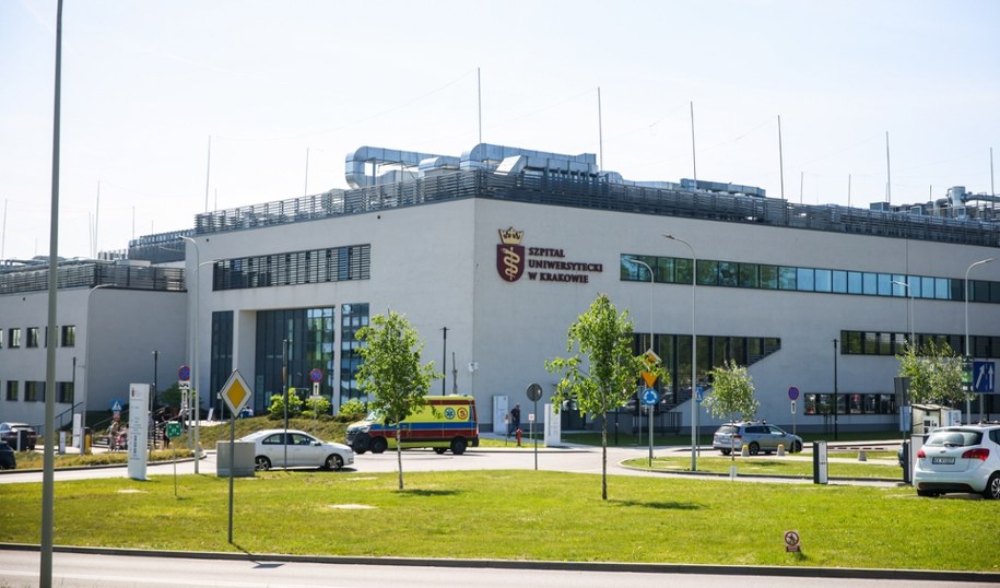 Bramki elektromagnetyczne i detektory metali to jeden z pomysłów nowego ministra sprawiedliwości na zwiększenie bezpieczeństwa w polskich szpitalach (na zdjęciu: budynek Szpitala Uniwersyteckiego w Krakowie) /Art Service /PAP
