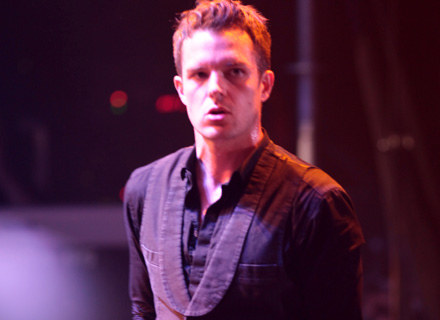 Brandon Flowers, lider i wokalista The Killers podczas występu w Krakowie /