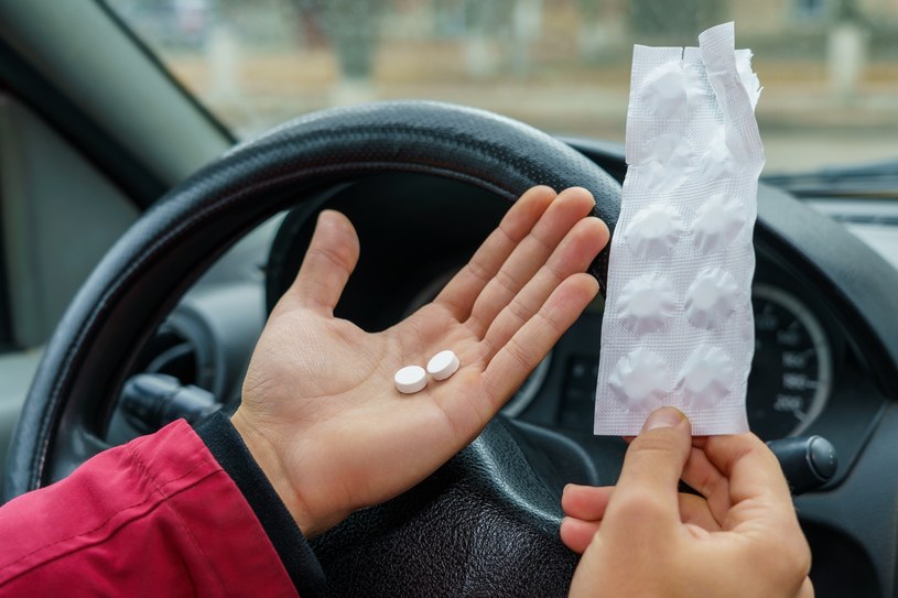 Branie lekarstw przed jazdą samochodem to często zły pomysł /123RF/PICSEL