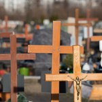Branża pogrzebowa: Zabraknie miejsc na cmentarzach. „Ludzie, szczepcie się”