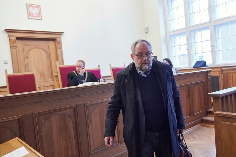 Brat tragicznie zmarłego prezydenta Gdańska Pawła Adamowicza Piotr Adamowicz oraz sędzia Mariusz Kaźmierczak (w tle) przed posiedzeniem sądu dotyczącym orzeczenia ws. "politycznych aktów zgonu" /Adam Warżawa /PAP