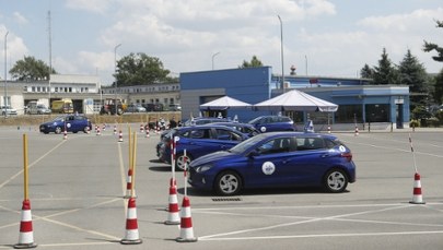 "Brawo", "olbrzymi błąd". Skrajne opinie o zmianach na egzaminie na prawo jazdy