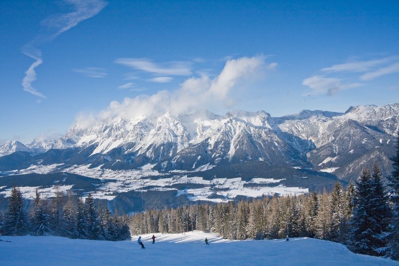 Brawura i sztuczny śnieg głównym powodem wypadków narciarzy /AFP