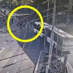 Brawura kierowcy miejskiego autobusu. Piesi uciekali z pasów