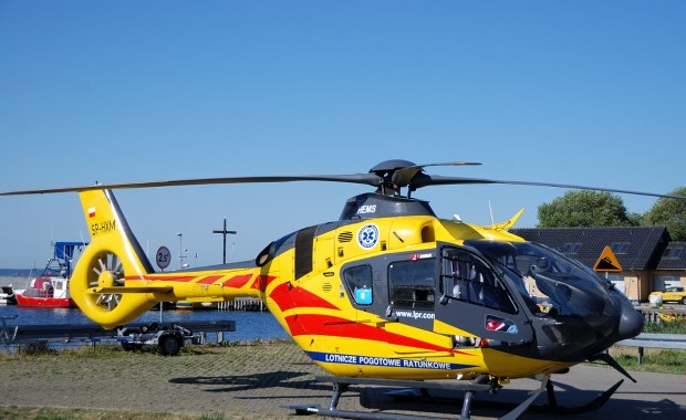 Brawura mogła kosztować życie. Skoczył "na główkę", woda miała 10 cm głębokości